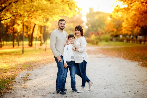 Feliz familia con hijo adolescente saliendo en el parque de otoño. Educación —  Fotos de Stock