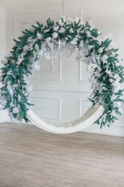 Salıncak üzerinde Noel dekor ile bir stüdyo iç Parlak Noel resimleri . Gün ışığı olan odanın dekoru. Noel fotoğraf bölgesi.