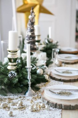 Oturma odasında Noel yemeği için servis edilen masa, manzarayı kapatın.