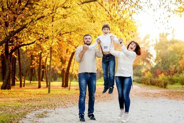 Happy family with teenage son outing in autumn park. Educational — Stock Photo, Image