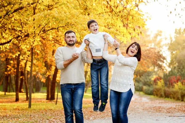 Feliz familia con hijo adolescente saliendo en el parque de otoño. Educación — Foto de Stock