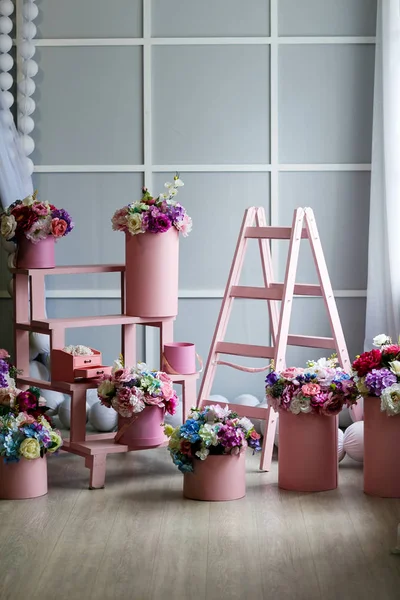 Interiören i studiorum med färgglada falska blomma hantverk från — Stockfoto
