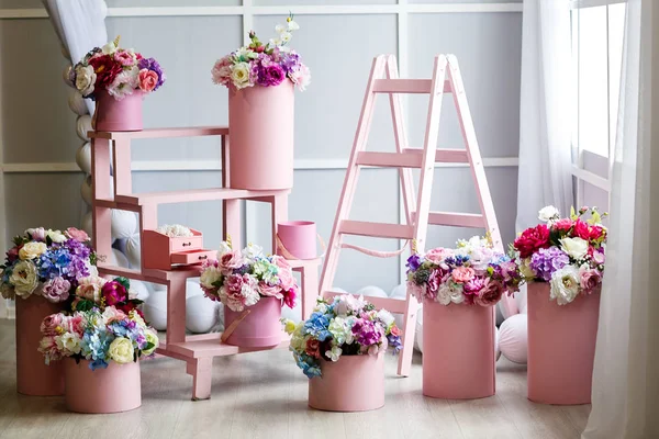 Interiör Studiorum Med Färgglada Falska Blomma Hantverk Från Tyg Beige — Stockfoto