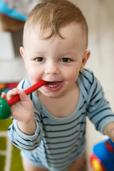 Liten pojke tugga på en leksak — Stockfoto