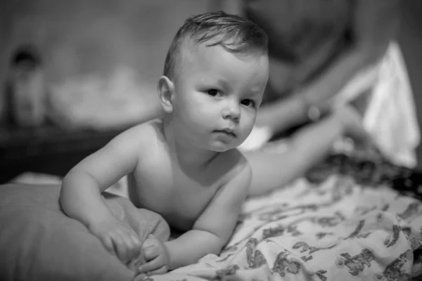 Retrato de um bebê rastejando na cama em seu quarto — Fotografia de Stock
