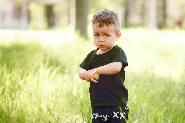 Niño de ojos tristes mirando a la cámara con reproche. Corte de ojos abiertos — Foto de Stock