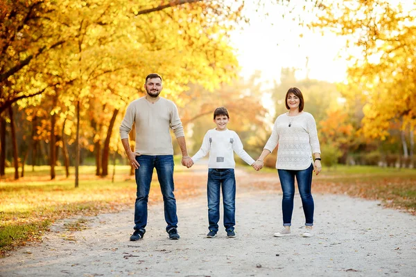 Feliz familia con hijo adolescente saliendo en el parque de otoño. Educación — Foto de Stock