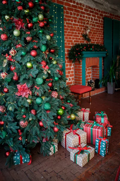 Árbol Navidad Con Regalo Cerca Interior Navidad — Foto de Stock