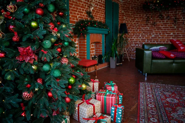 Árbol Navidad Con Regalo Cerca Interior Navidad — Foto de Stock