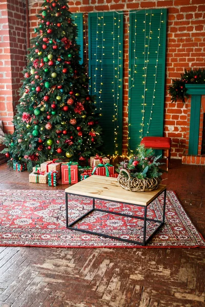 烟囱和装饰圣诞树与礼物的形象 圣诞内饰 — 图库照片
