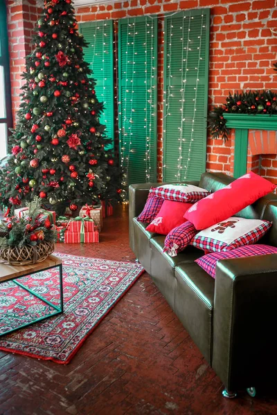 煙突と贈り物で飾られたクリスマスツリーの画像 クリスマスインテリア — ストック写真
