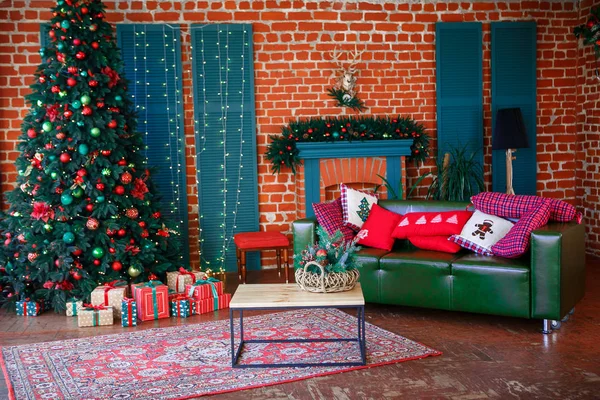 烟囱和装饰圣诞树与礼物的形象 圣诞内饰 — 图库照片