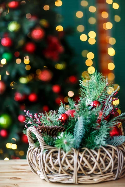 Cesta Navidad Decorativa Encuentra Sobre Una Mesa Fondo Árbol Navidad — Foto de Stock