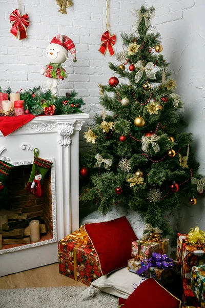 烟囱形象与礼品装饰圣诞树 — 图库照片