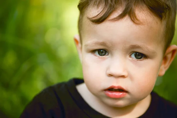 Niño de ojos tristes mirando a la cámara con reproche. Corte de ojos abiertos — Foto de Stock