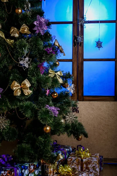 冬の背景 メリー クリスマスと幸せな新年のグリーティング カード 装飾と青い光のクリスマス ツリー — ストック写真