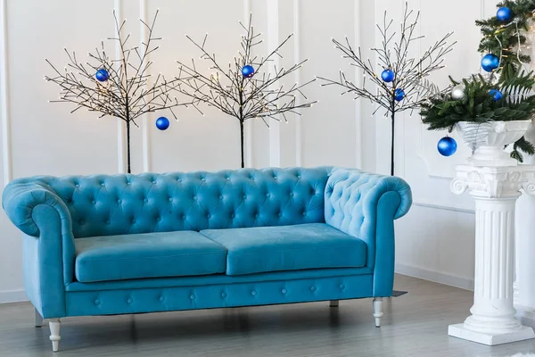 Weihnachtsmorgen Kopierraum Klassische Appartements Mit Blauem Sofa Geschmücktem Tannenbaum Weihnachtsdekoration — Stockfoto