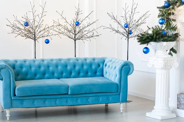 Weihnachtsmorgen Kopierraum Klassische Appartements Mit Blauem Sofa Geschmücktem Tannenbaum Weihnachtsdekoration — Stockfoto