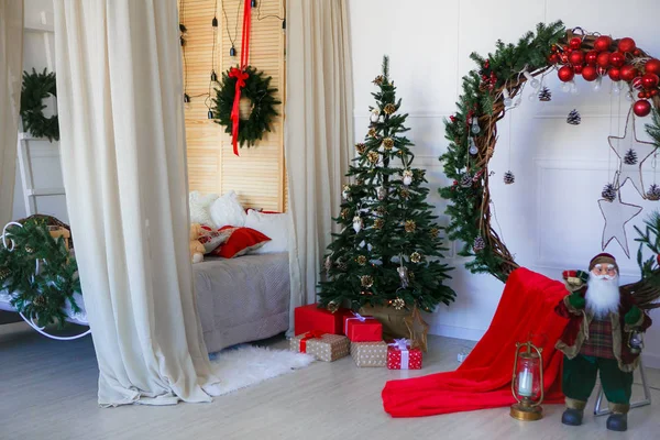 Dormitorio Cama Árbol Navidad — Foto de Stock