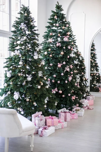 Διάφορα Δώρα Κάτω Από Όμορφα Χριστουγεννιάτικα Δέντρα — Φωτογραφία Αρχείου