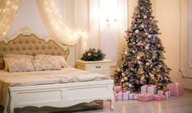 Bej yatak lı yatak odası ve Noel ağacı. Noel iç.