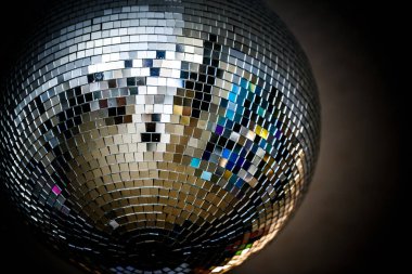 Disko Ayna küresi. Hiçbir rahatsız edici yansımaları ile temiz bir küre olarak Disco Mirror topu