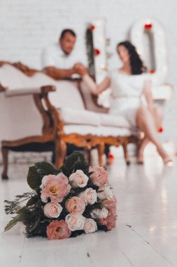 Düğün buketi gelin ve damat bir arka plan üzerinde