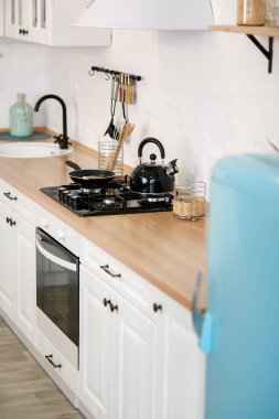 Büyük bir evde lüks beyaz mutfak ve oturma odası