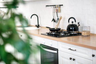 Büyük bir evde lüks beyaz mutfak ve oturma odası