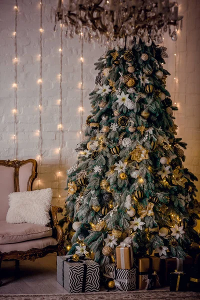 Sala Estar Con Sofá Beige Árbol Navidad Regalos Interior Navidad — Foto de Stock