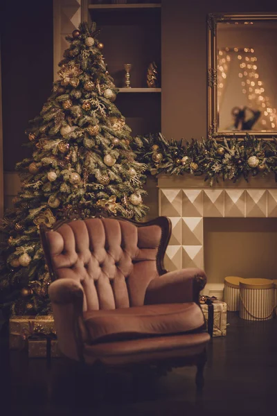 客厅配有米色扶手椅 圣诞树和礼品 圣诞内饰 — 图库照片