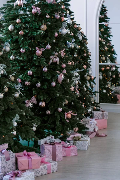 美丽的圣诞树下的各种礼物 — 图库照片