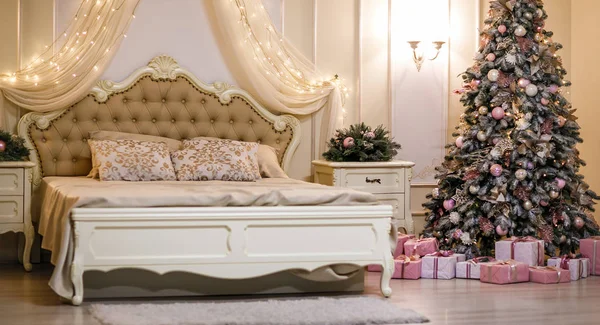 Schlafzimmer Mit Beigem Bett Und Weihnachtsbaum Weihnachtsdekoration — Stockfoto