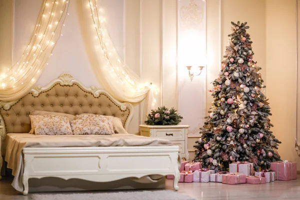 Quarto Com Cama Bege Árvore Natal Interior Natal — Fotografia de Stock