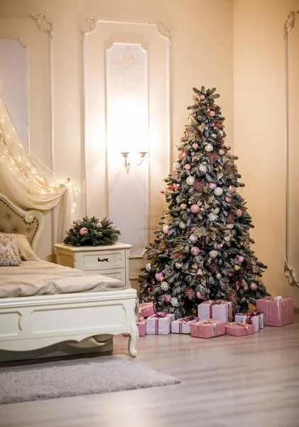 Υπνοδωμάτιο Μπεζ Κρεβάτι Και Χριστουγεννιάτικο Δέντρο Χριστουγεννιάτικο Εσωτερικό — Φωτογραφία Αρχείου