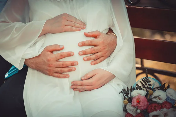 孕妇肚皮特写孕妇腹部和一男一女的手 — 图库照片
