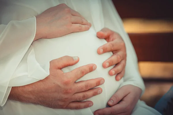 Zwangere Vrouw Buik Close Zwangere Vrouw Buik Handen Van Een — Stockfoto