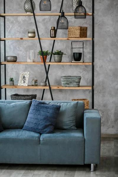 Moderne Woonkamer Interieur Met Blauwe Sofa Lamp Groene Planten Grijze — Stockfoto