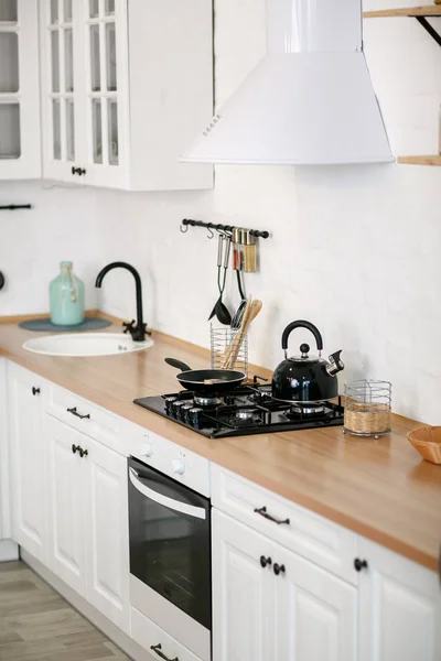 Dapur Putih Mewah Dan Ruang Tamu Rumah Besar — Stok Foto