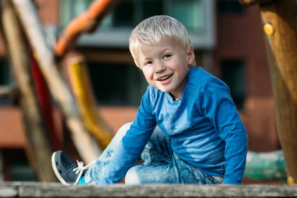 Bonito Menino Feliz Com Cabelo Loiro Divertindo Playground Dia Ensolarado — Fotografia de Stock