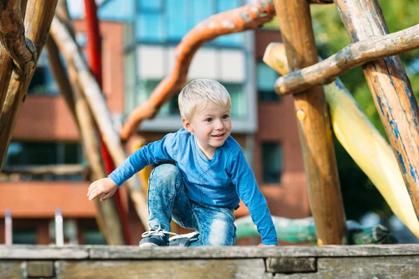 Lindo Bebé Feliz Con Pelo Rubio Divertirse Patio Recreo Día — Foto de Stock