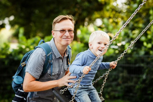 Padre Hijo Balancean — Foto de Stock