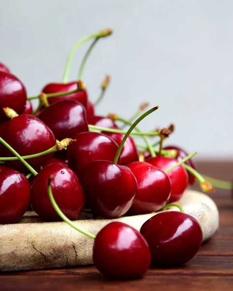 Deliciosas Cerezas Rojas Sobre Fondo Madera — Foto de Stock