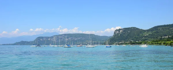 Přístav Čluny Loděmi Jezeře Garda Itálii Pozadí Prapor Panoramatickým Výhledem — Stock fotografie