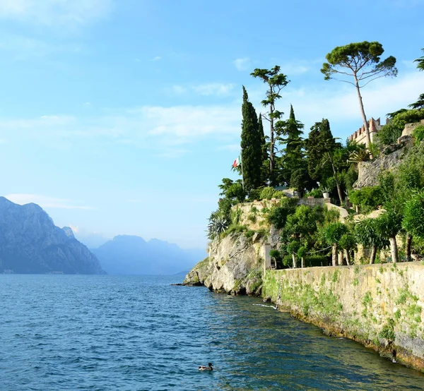 Lakeshore Malcesine Lago Garda Italia Sol Tarde Castillo Malcesine Fondo — Foto de Stock