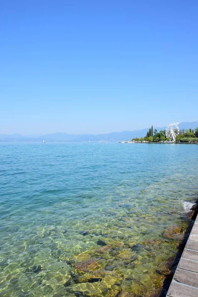 Bardolino Gardasee Italien Wunderschöne Küstenlandschaft Einem Schönen Sommertag Mit Riesenrad — Stockfoto