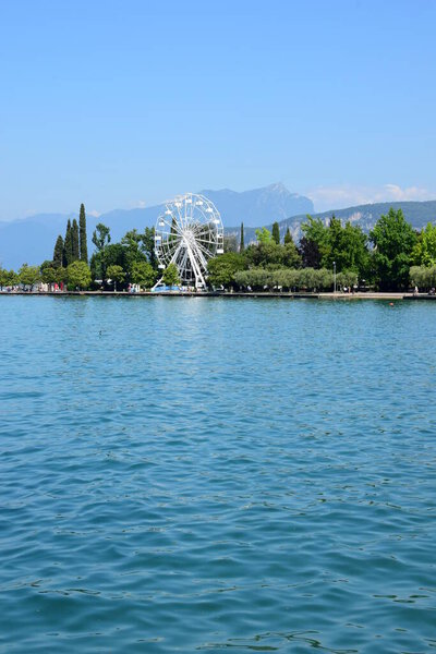 Курорт Бардолино на озере Гарда в Италии - Европа
