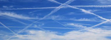 Fluglinien am blauen Himmel 