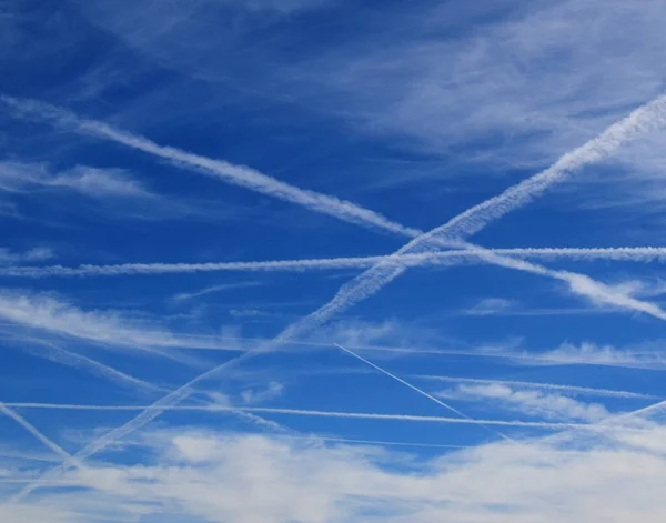 Mavi Gökyüzünde Beyaz Çizgiler Hava Taşımacılığı Seyahat Klim Değişikliğinin Sonuçları — Stok fotoğraf