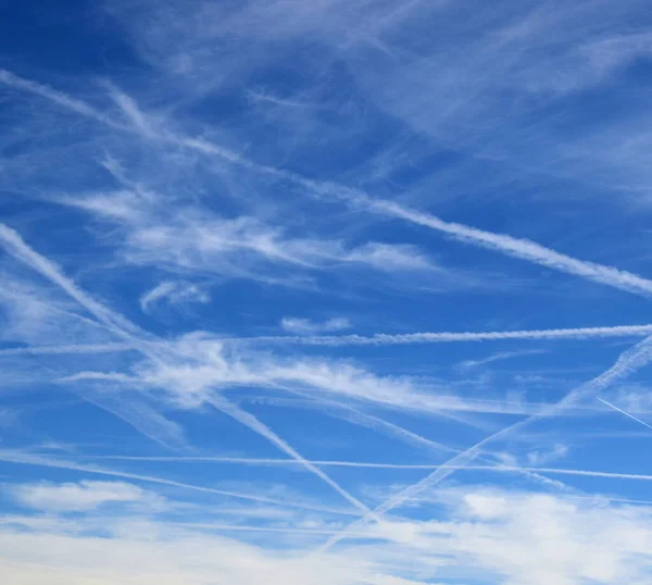 Weiße Fluggesellschaften Blauen Himmel Luftfahrt Und Luftverkehr — Stockfoto